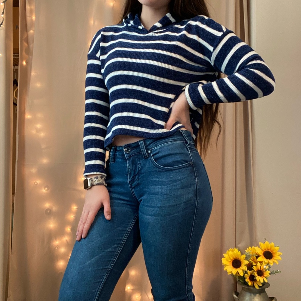 Cropped hooded sweater